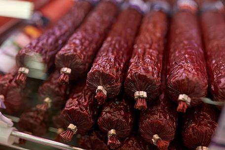 肉类产品,销售和食品的概念— —在杂货店摊位的萨拉米香肠